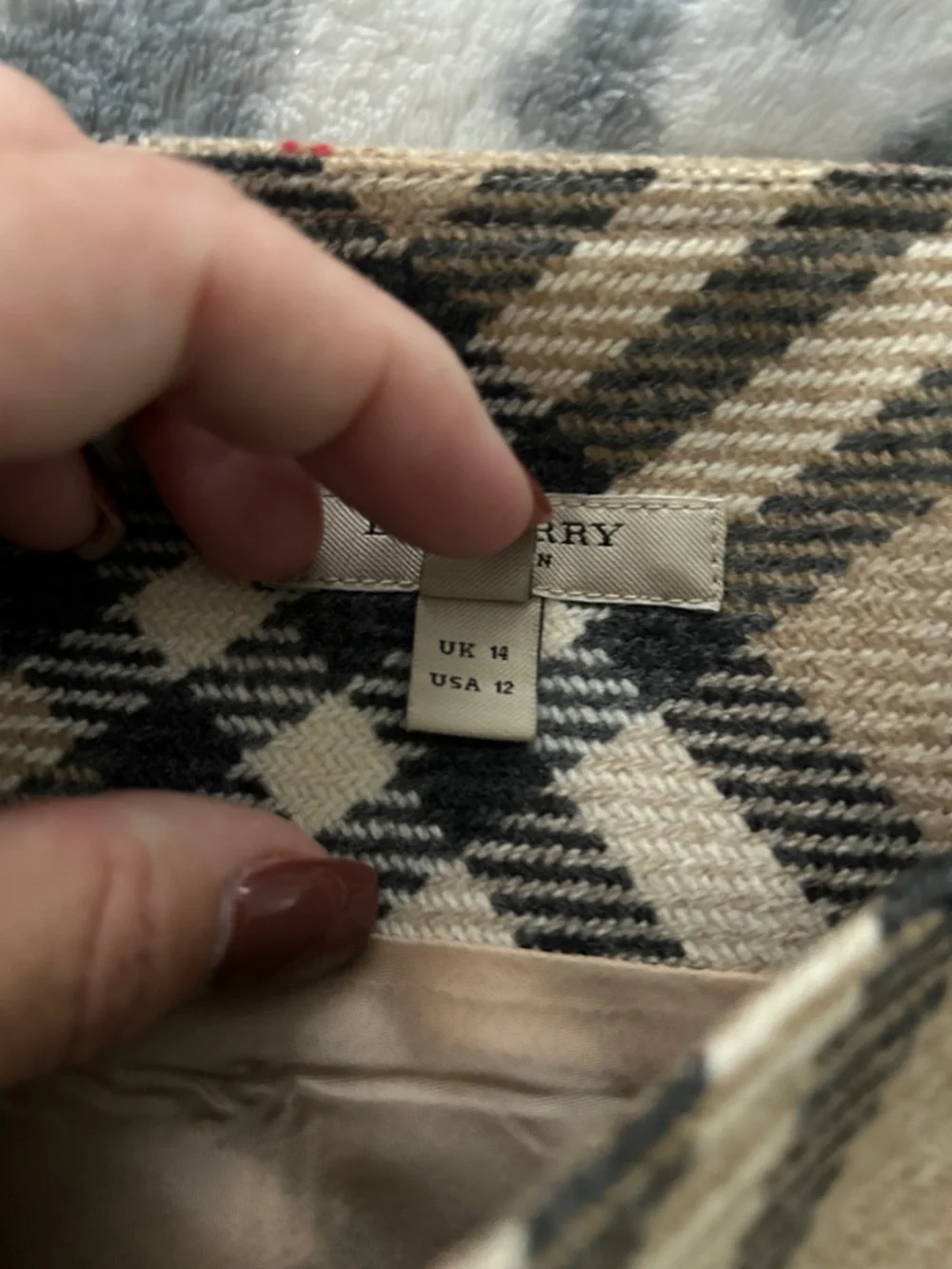 Burberry Beige Plaid A-Line Skirt with Black and Red Accents - Picture 2 of 6